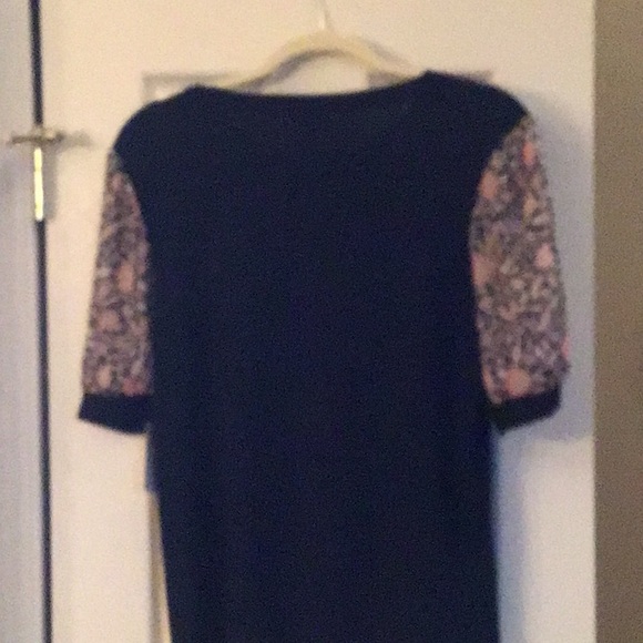 NWT CeCe short Sleeve Blouse Size L Navy with floral sleeves - Picture 4 of 7